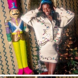 Queen of Sparkles extra small
Light bulb cream sweater with pearl buttons!!!